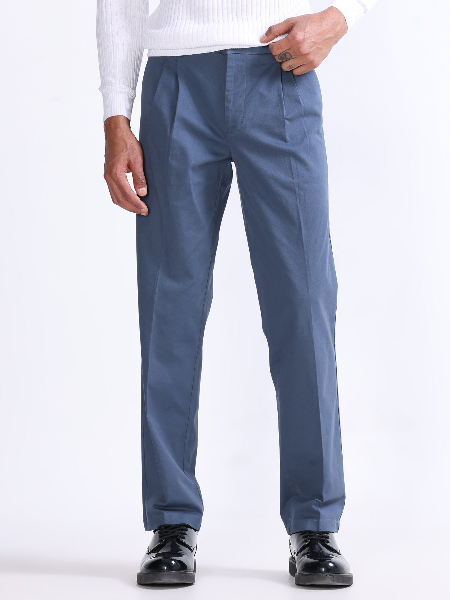 Buy Men Grey Classic Fit Textured Pleated Formal Trousers Online - 344617 |  Louis Philippe